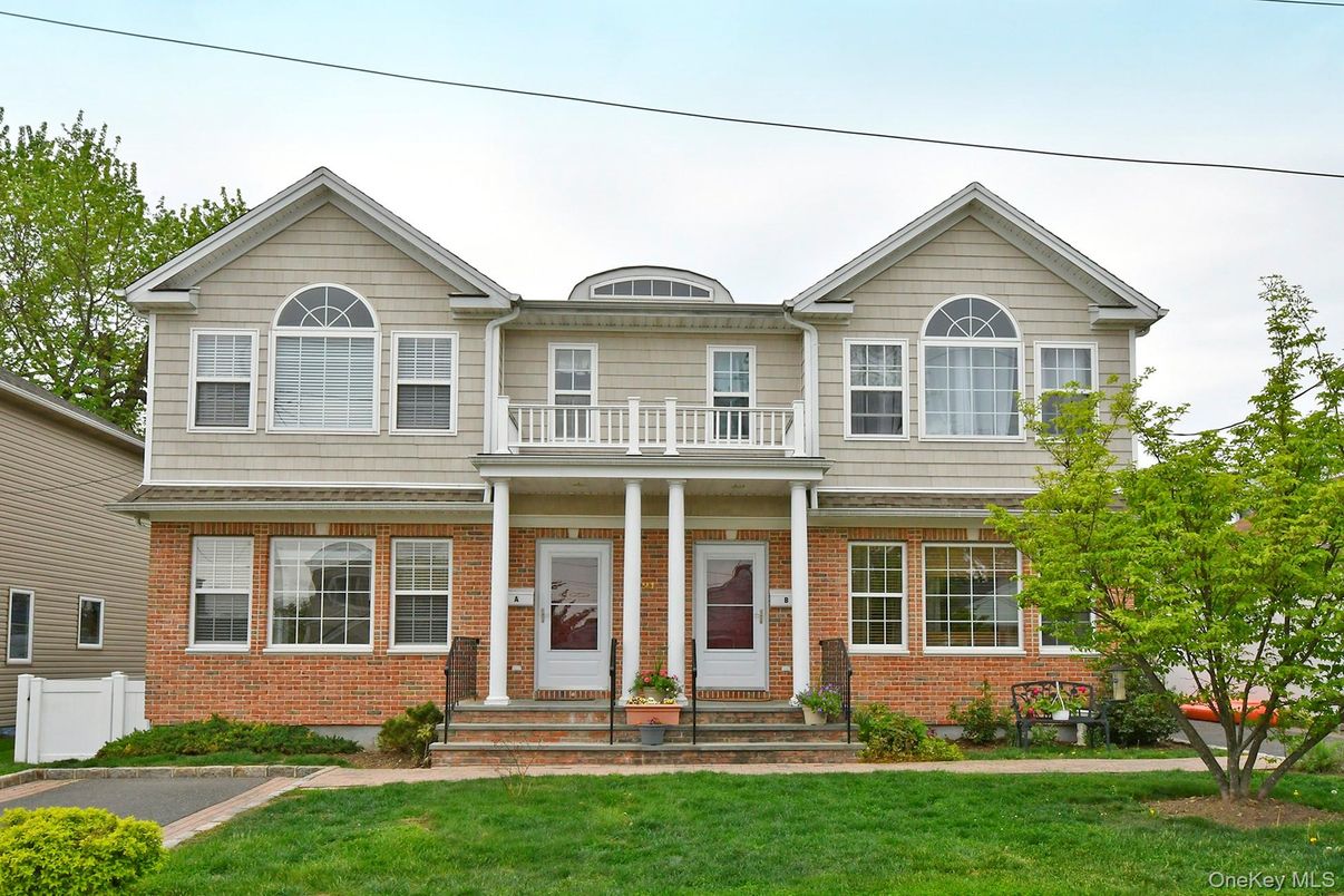 Exterior, Facade, Brick Facade, American Craftsman