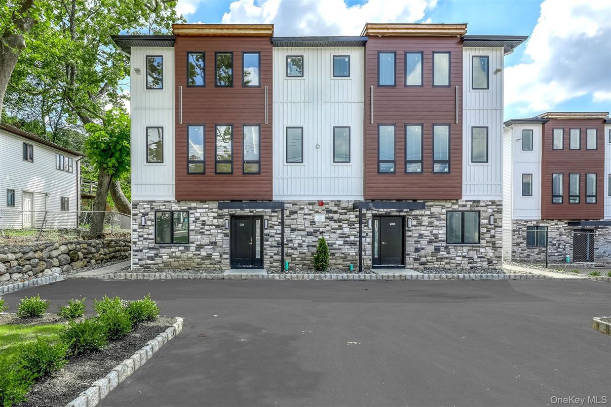 Exterior, Facade, Rowhouse