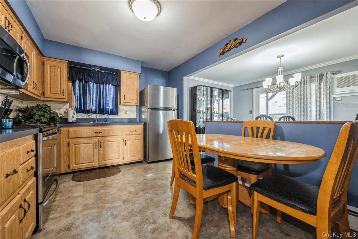 Chandelier, Dining room, Interior, Kitchen, Stainless Steel Appliances