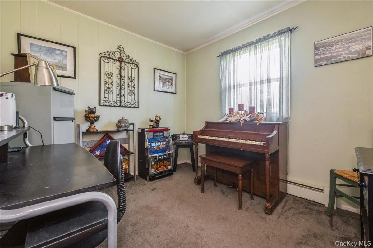 Interior, Piano