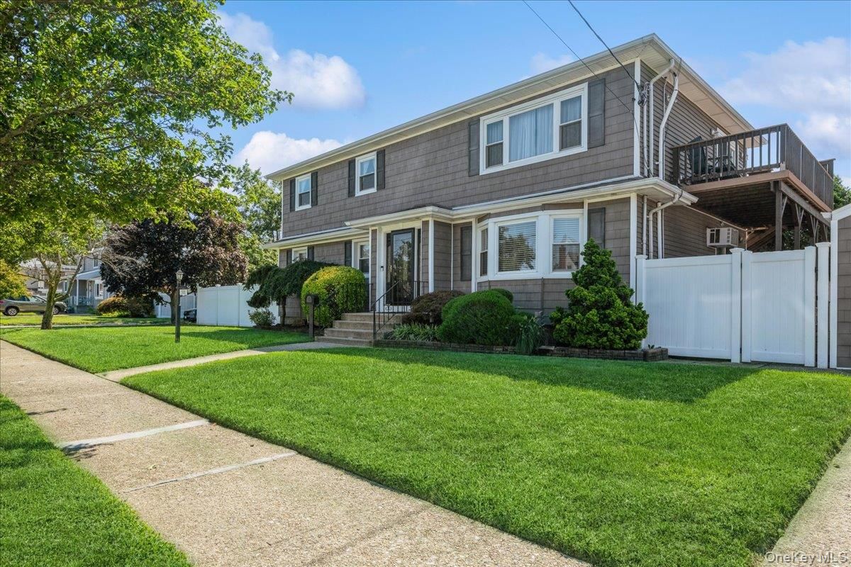 Exterior, Facade, American Foursquare