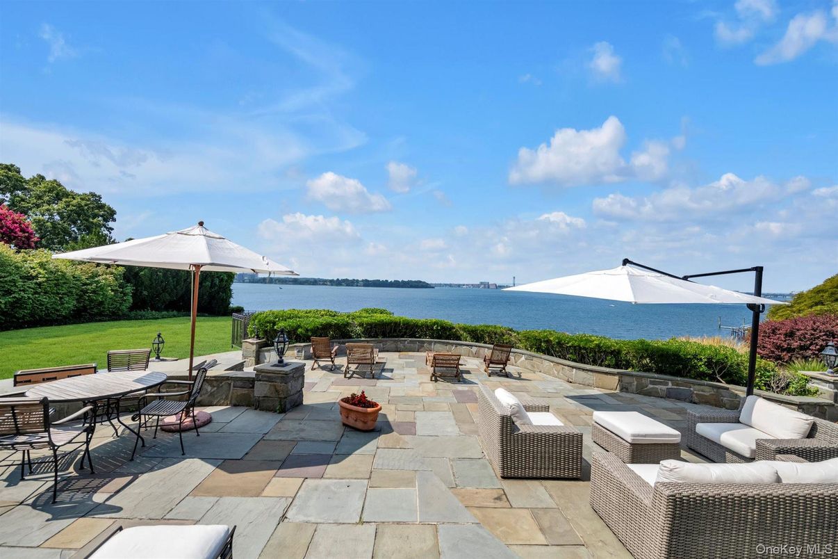 Exterior, Outdoor Kitchen, Water