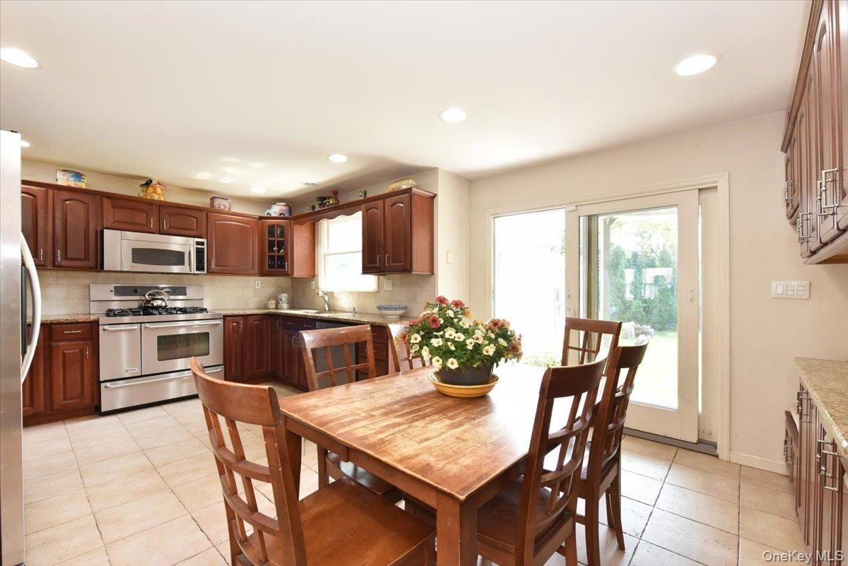 Dining room, Interior, Kitchen, Recessed Lighting, Stainless Steel Appliances