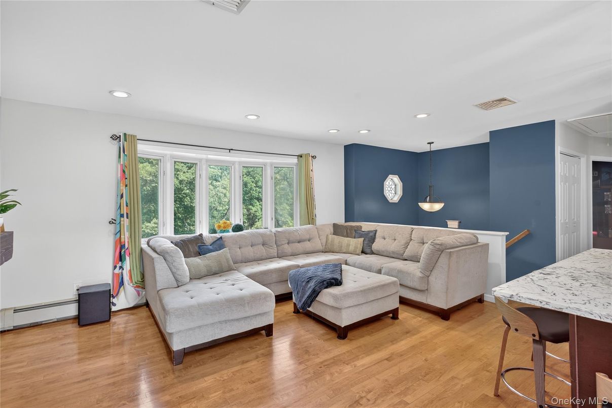Interior, Living room, Pendant Lights, Recessed Lighting, Wood Texture Flooring