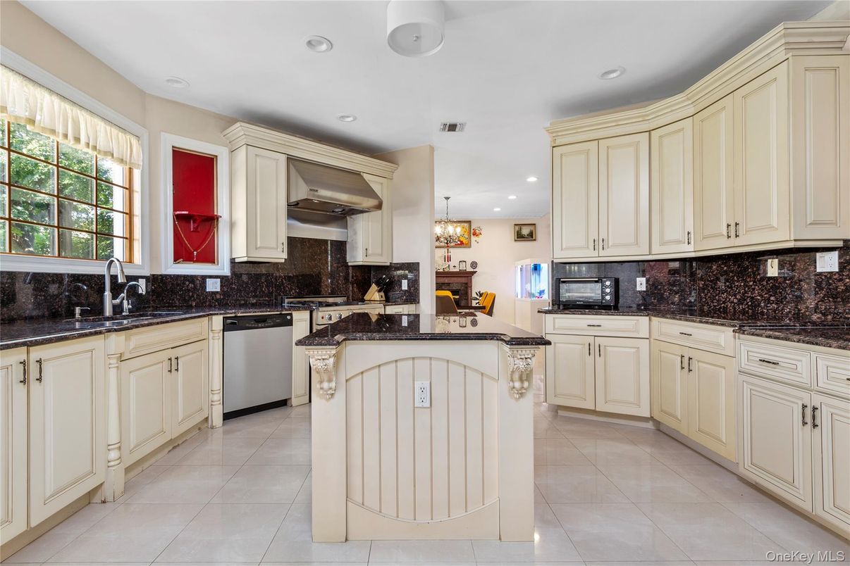 Chandelier, Interior, Kitchen, Recessed Lighting, Stainless Steel Appliances