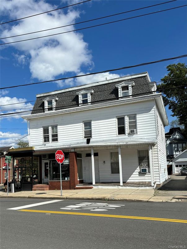 Exterior, Facade, American Foursquare