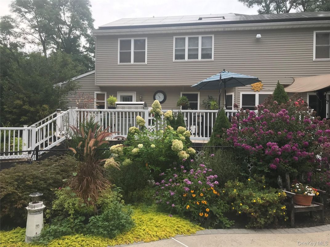 Exterior, Facade, American Foursquare