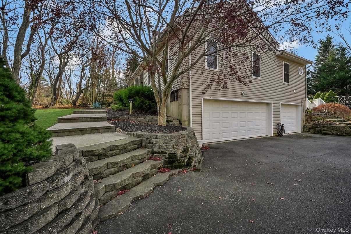 Attached, Exterior, Facade, Raised Ranch