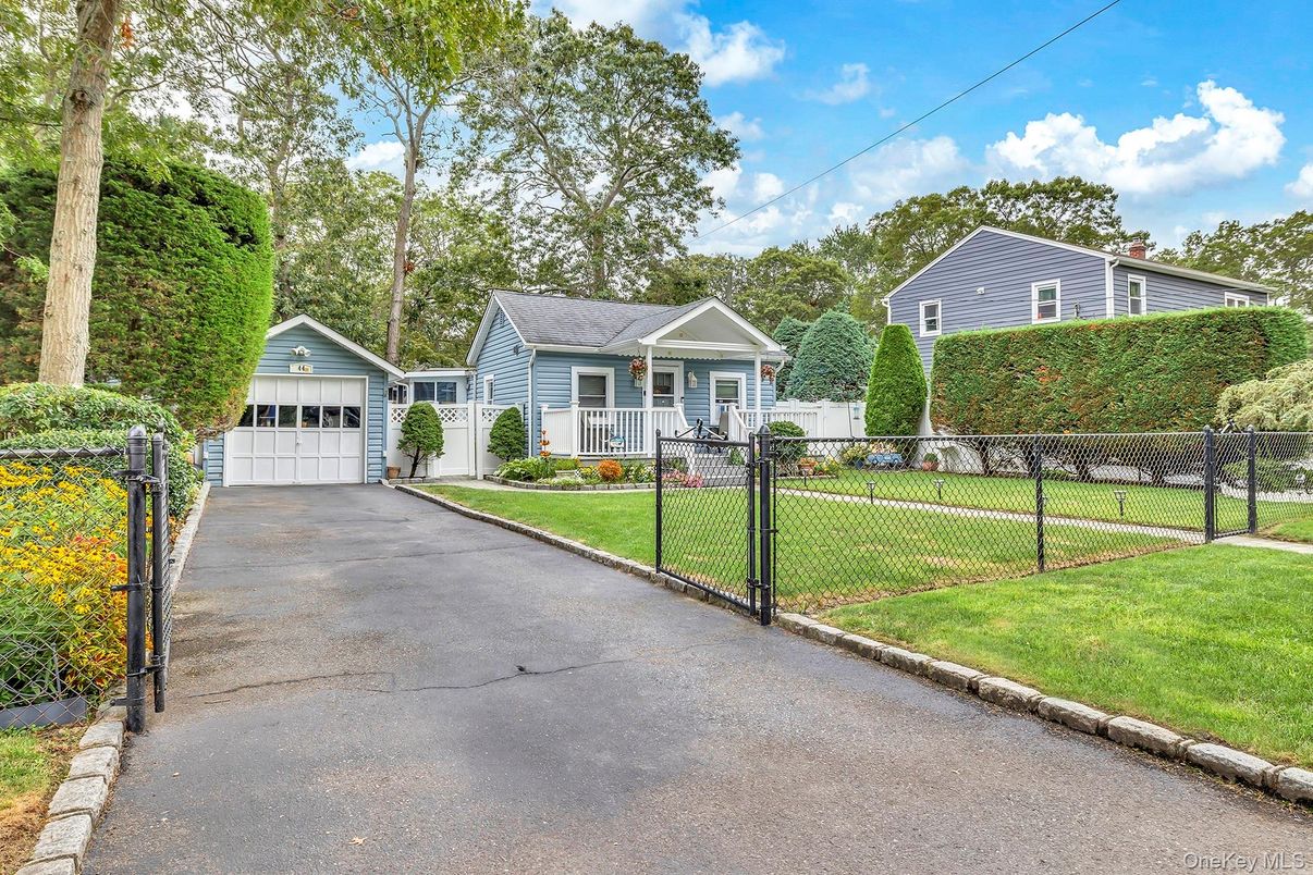 Attached, Detached Garage, Exterior, Facade, Cape Cod