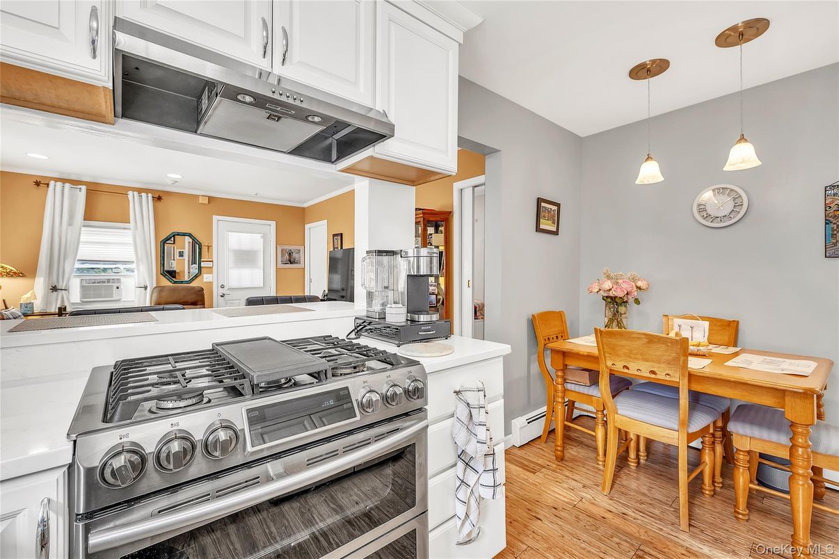 Dining room, Interior, Kitchen, Pendant Lights, Recessed Lighting, Wood Texture Flooring