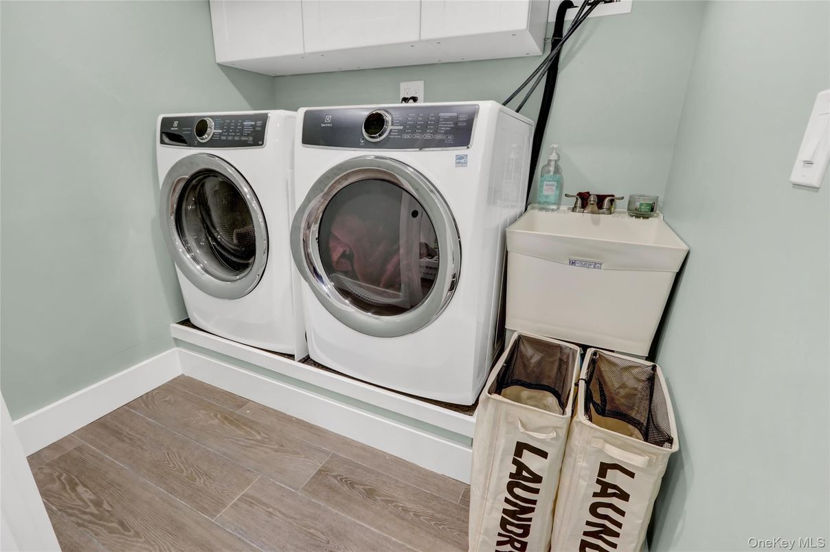 Interior, Washer, Wood Texture Flooring