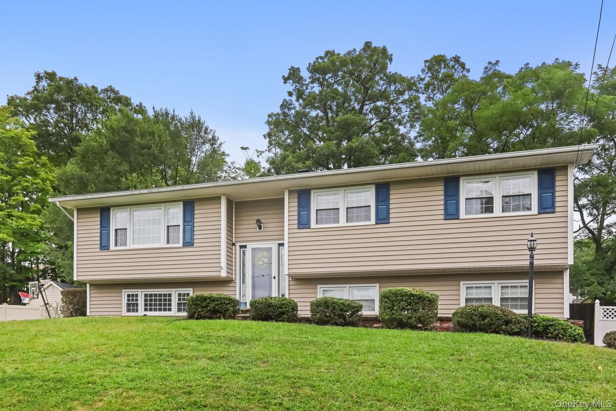 Exterior, Facade, Raised Ranch