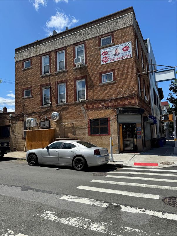Exterior, Facade, Brick Facade, Rowhouse