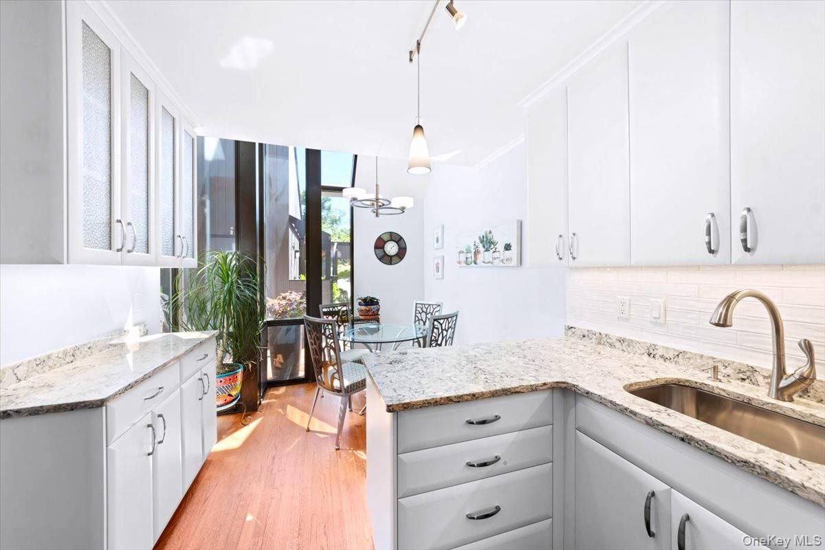 Interior, Pendant Lights, Wood Texture Flooring