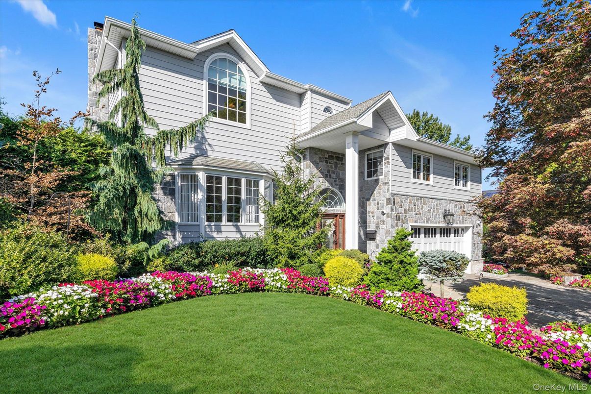 Attached, Exterior, Facade, Queen Anne Victorian