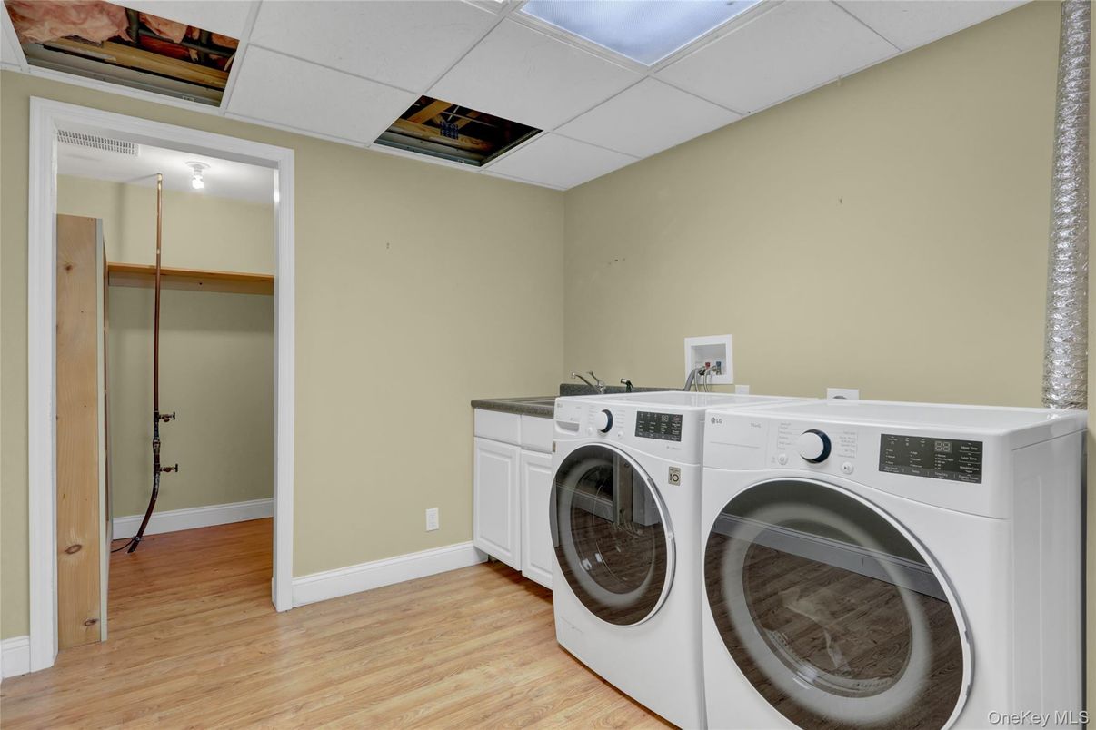 Interior, Washer, Wood Texture Flooring