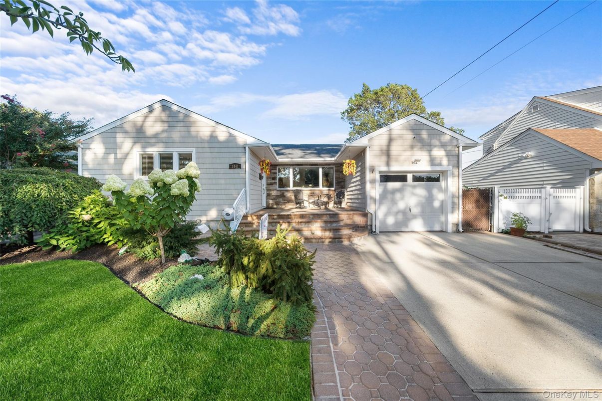 Attached, Exterior, Facade, Ranch