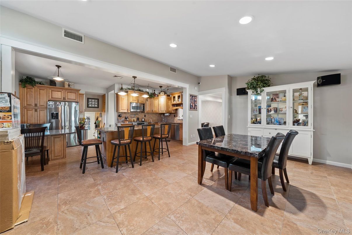 Dining room, Interior, Kitchen, Pendant Lights, Recessed Lighting, Stainless Steel Appliances