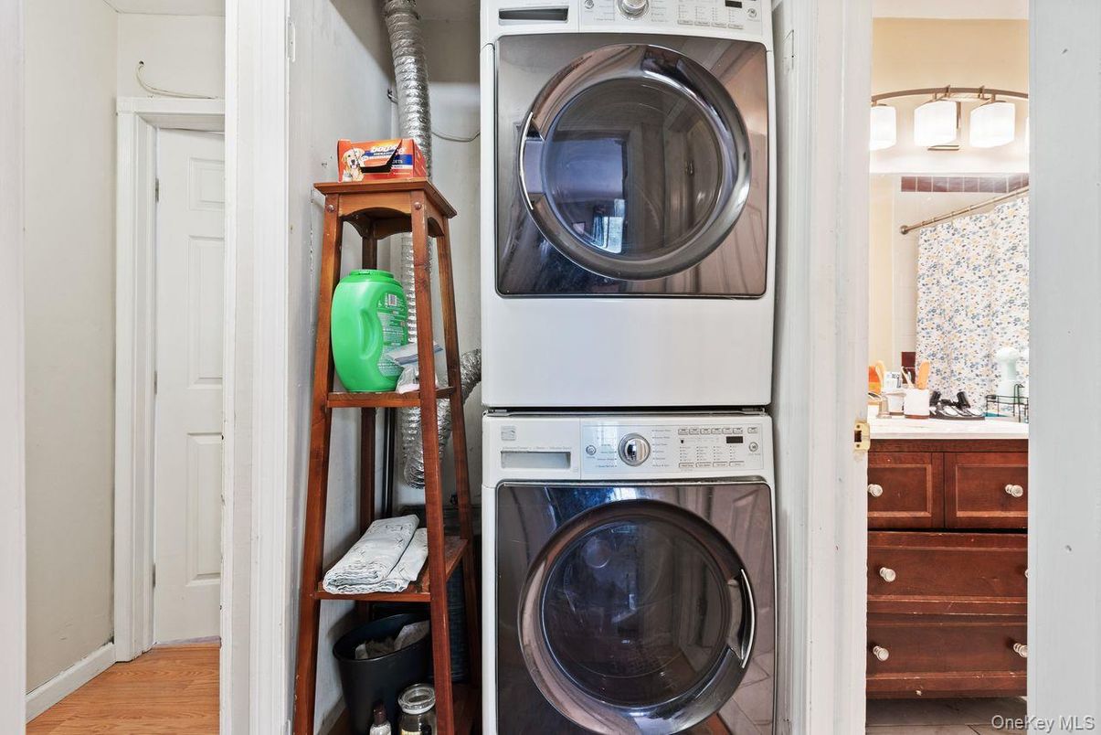 Interior, Utility Closets, Washer, Wood Texture Flooring