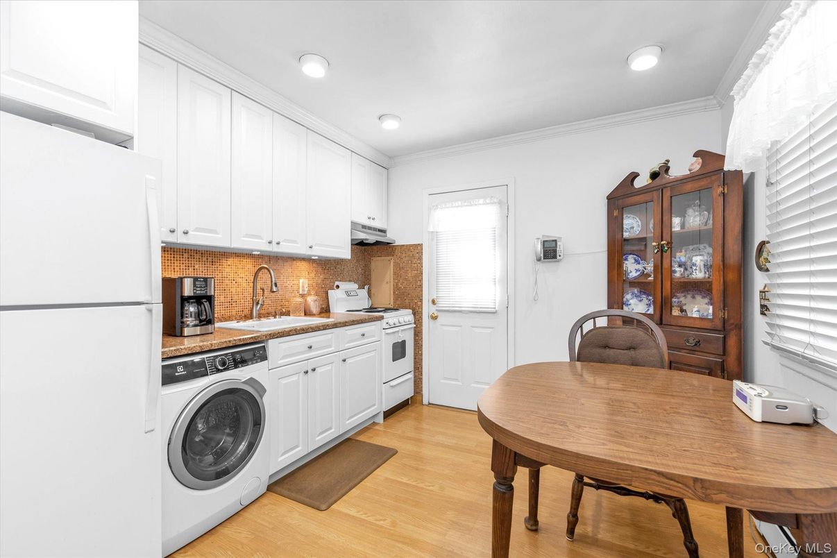 Interior, Kitchen, Recessed Lighting, Washer, Wood Texture Flooring