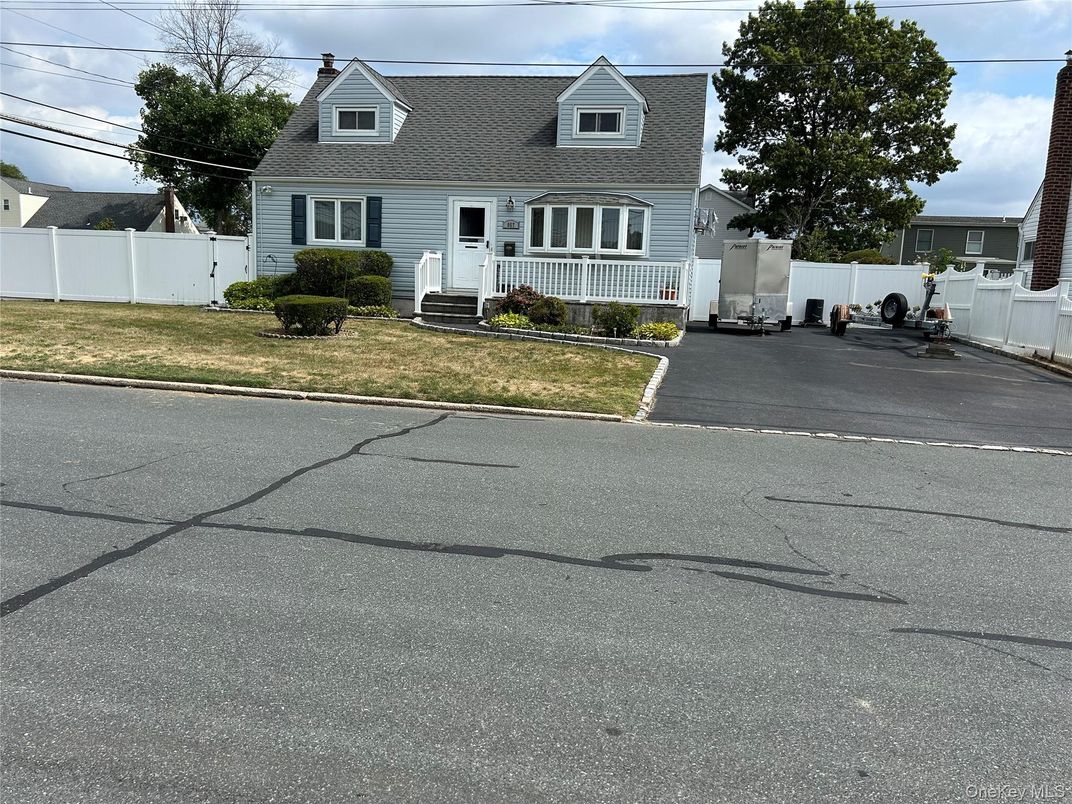 Exterior, Facade, Cape Cod