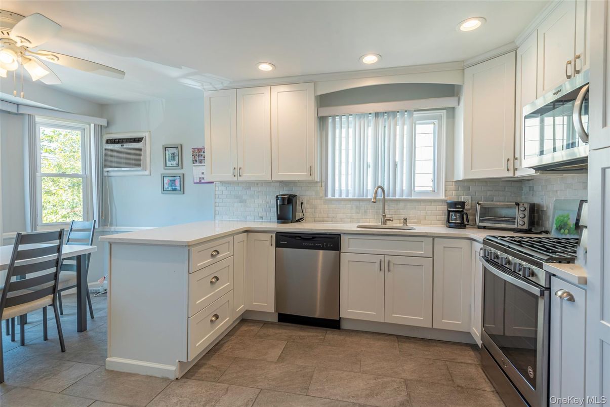 Dining room, Interior, Kitchen, Recessed Lighting, Stainless Steel Appliances