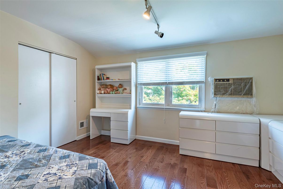 Bedroom, Interior, Washer, Wood Texture Flooring