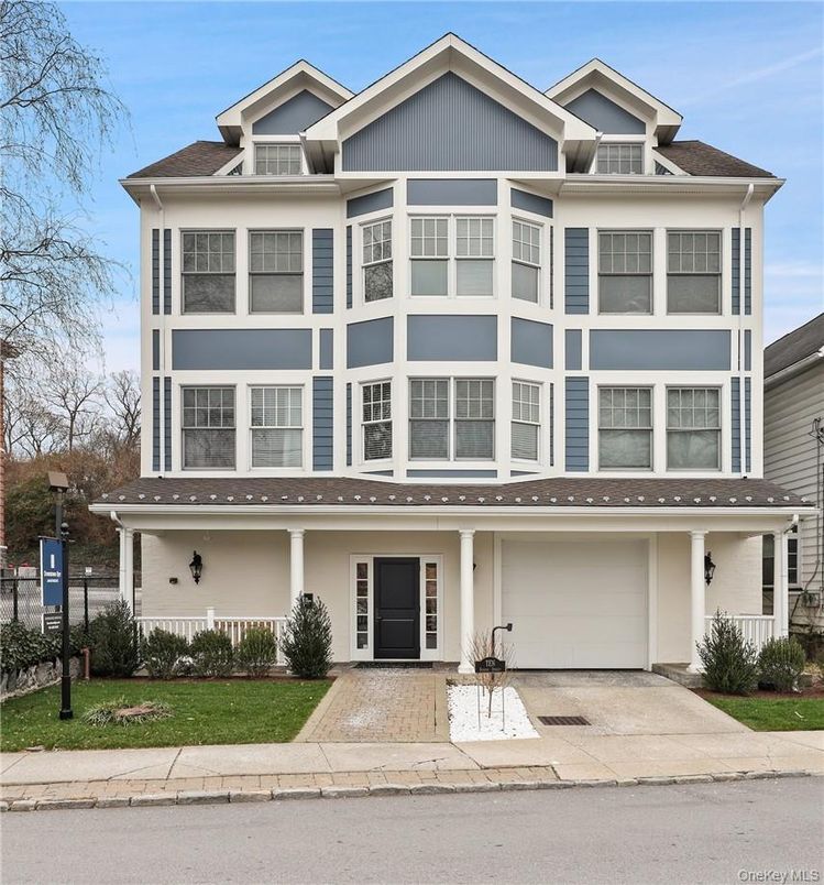 Attached, Exterior, Facade, American Craftsman