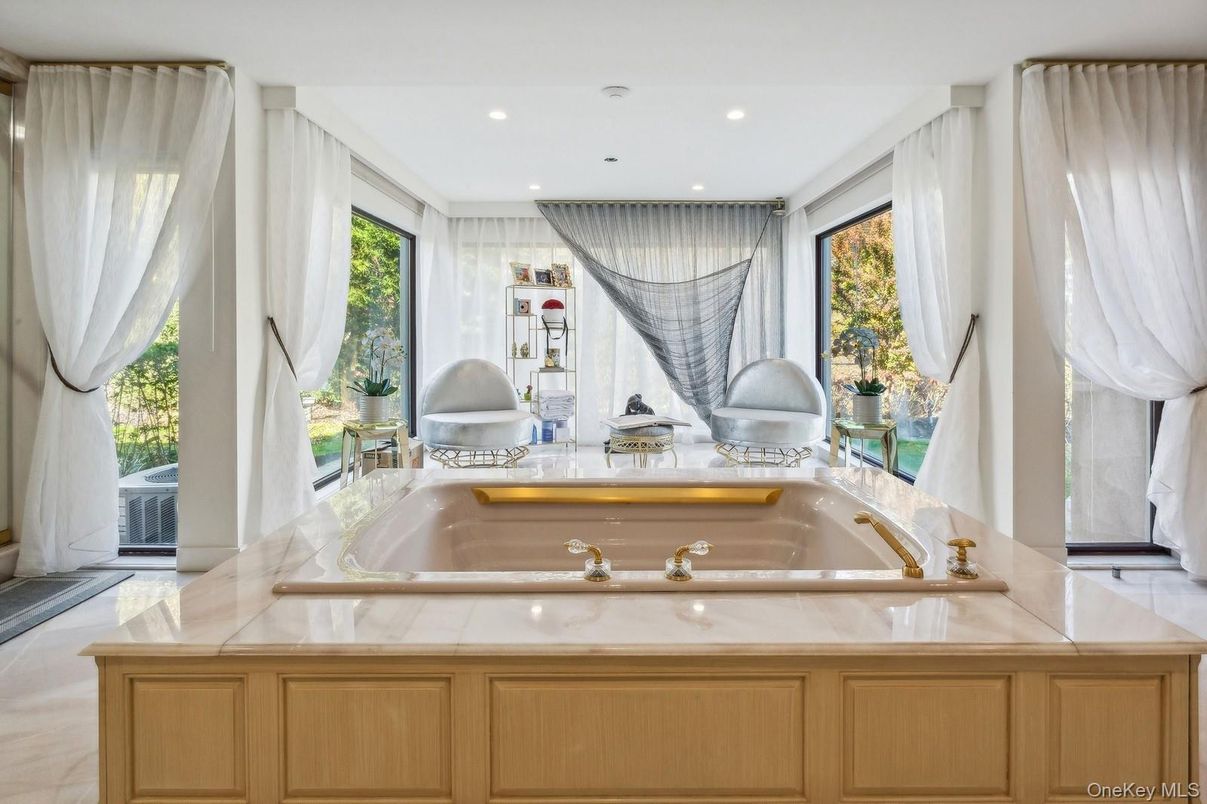 Bathroom, Interior, Recessed Lighting