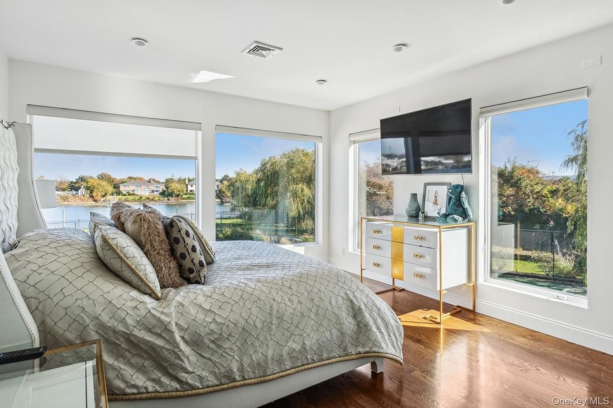 Bedroom, Interior, Recessed Lighting, Water, Wood Texture Flooring
