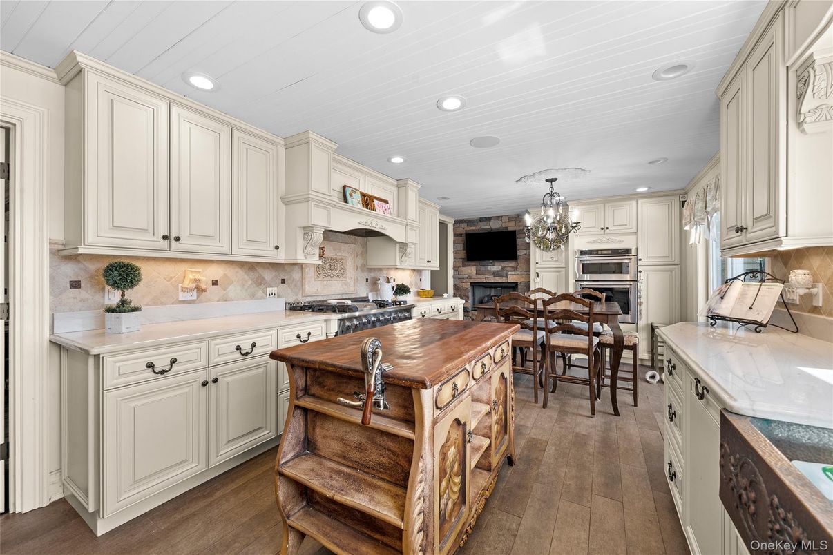 Chandelier, Dining room, Interior, Kitchen, Recessed Lighting, Stainless Steel Appliances, Wood Texture Flooring