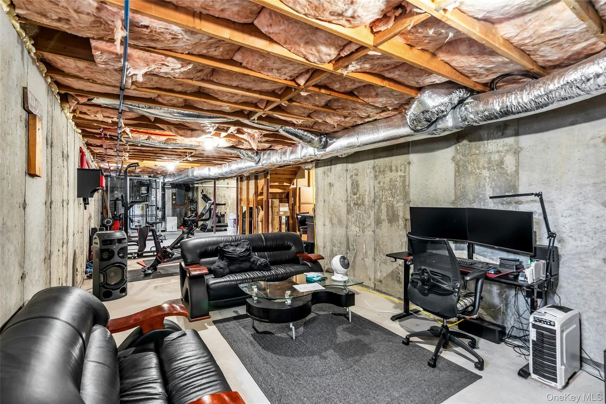 Fitness Equipment, Home Office, Interior, Living room, Wooden Beams