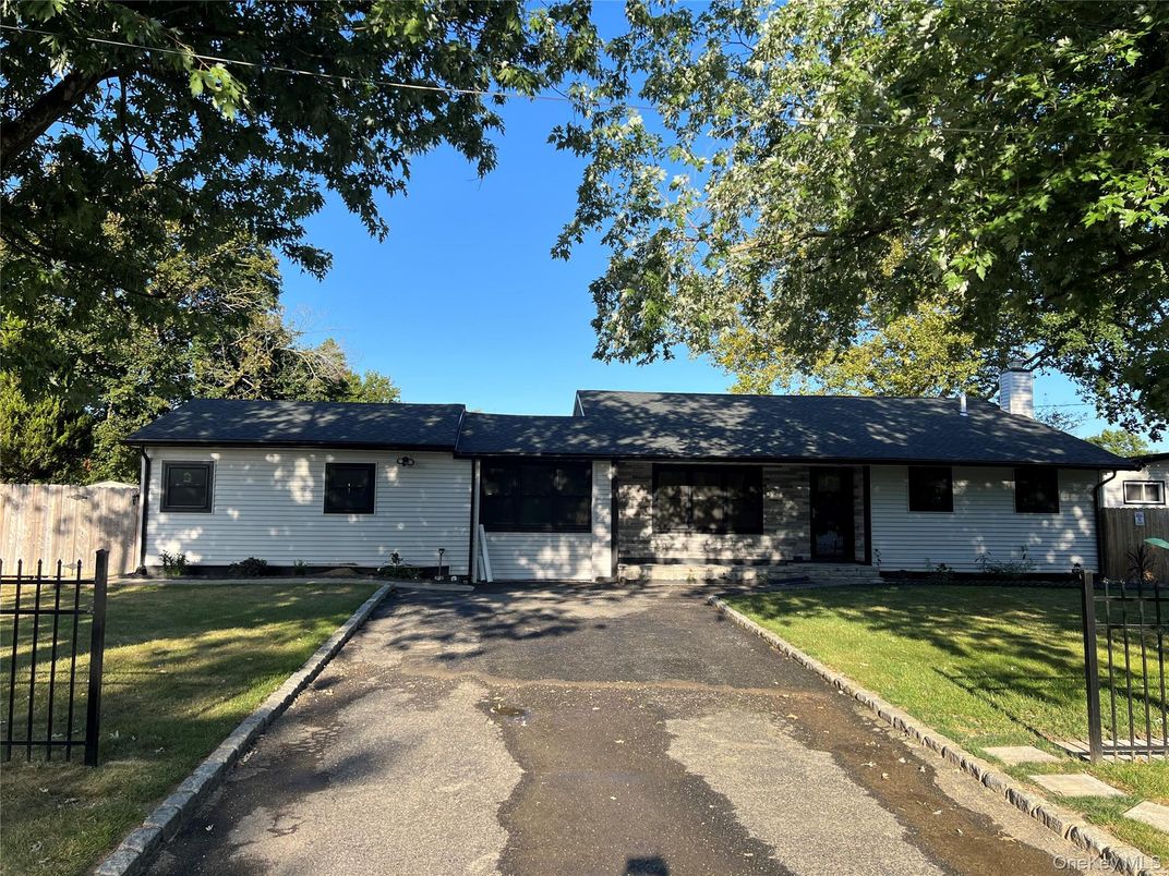 Exterior, Facade, Ranch