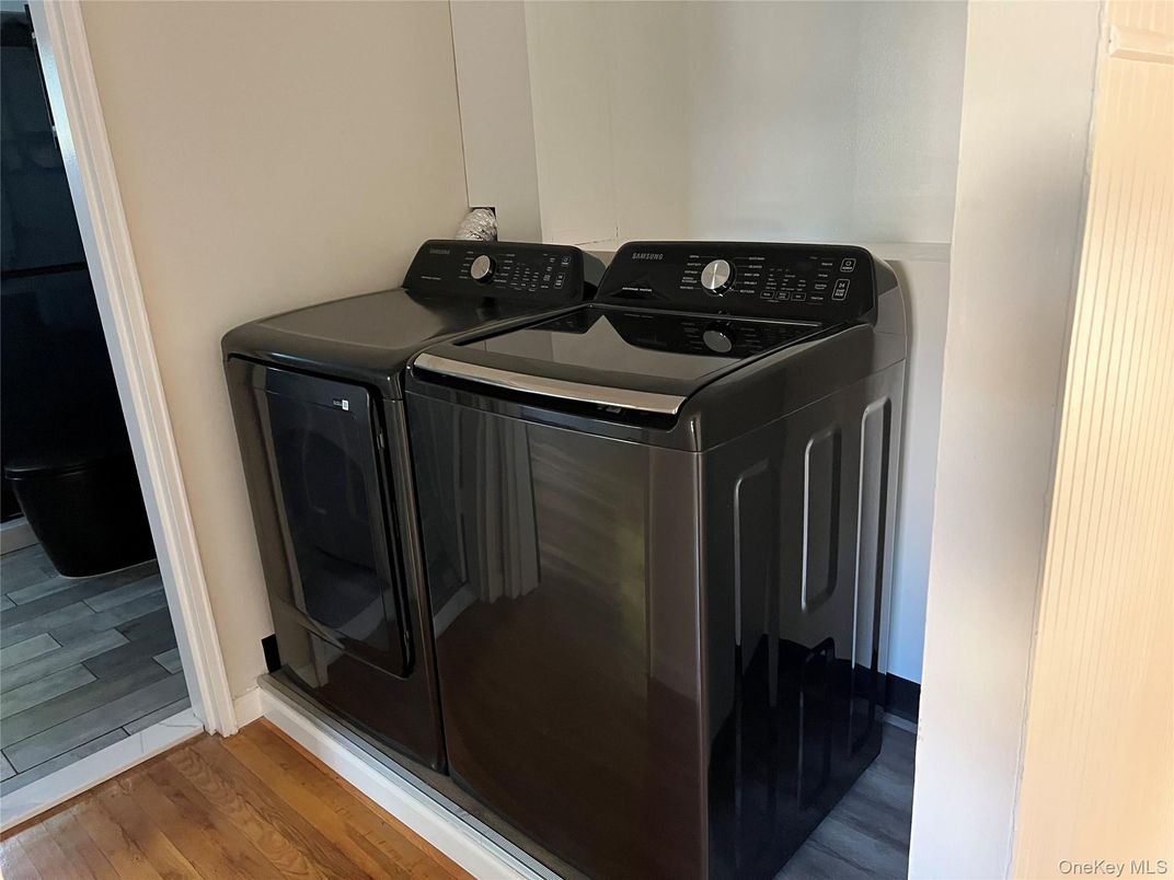 Interior, Washer, Wood Texture Flooring