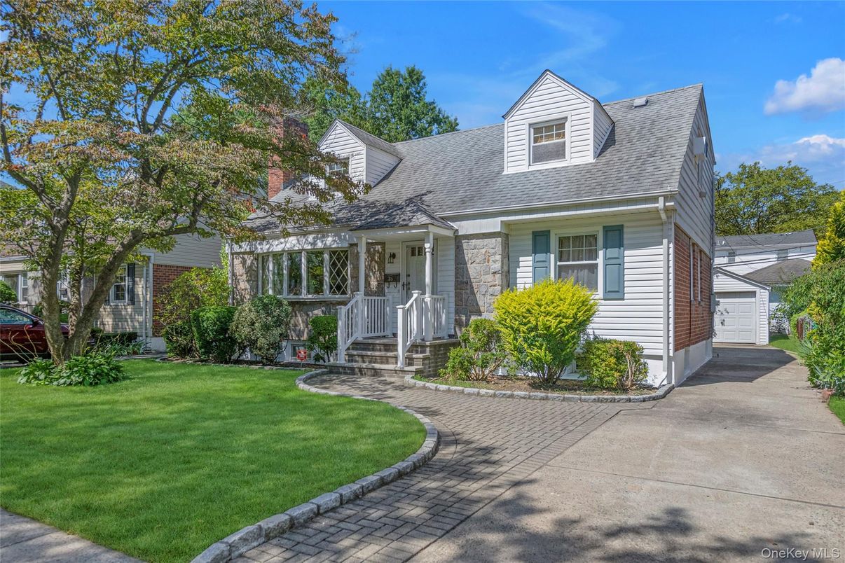 Exterior, Facade, Cape Cod
