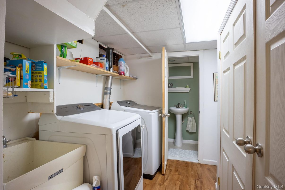 Interior, Washer, Wood Texture Flooring