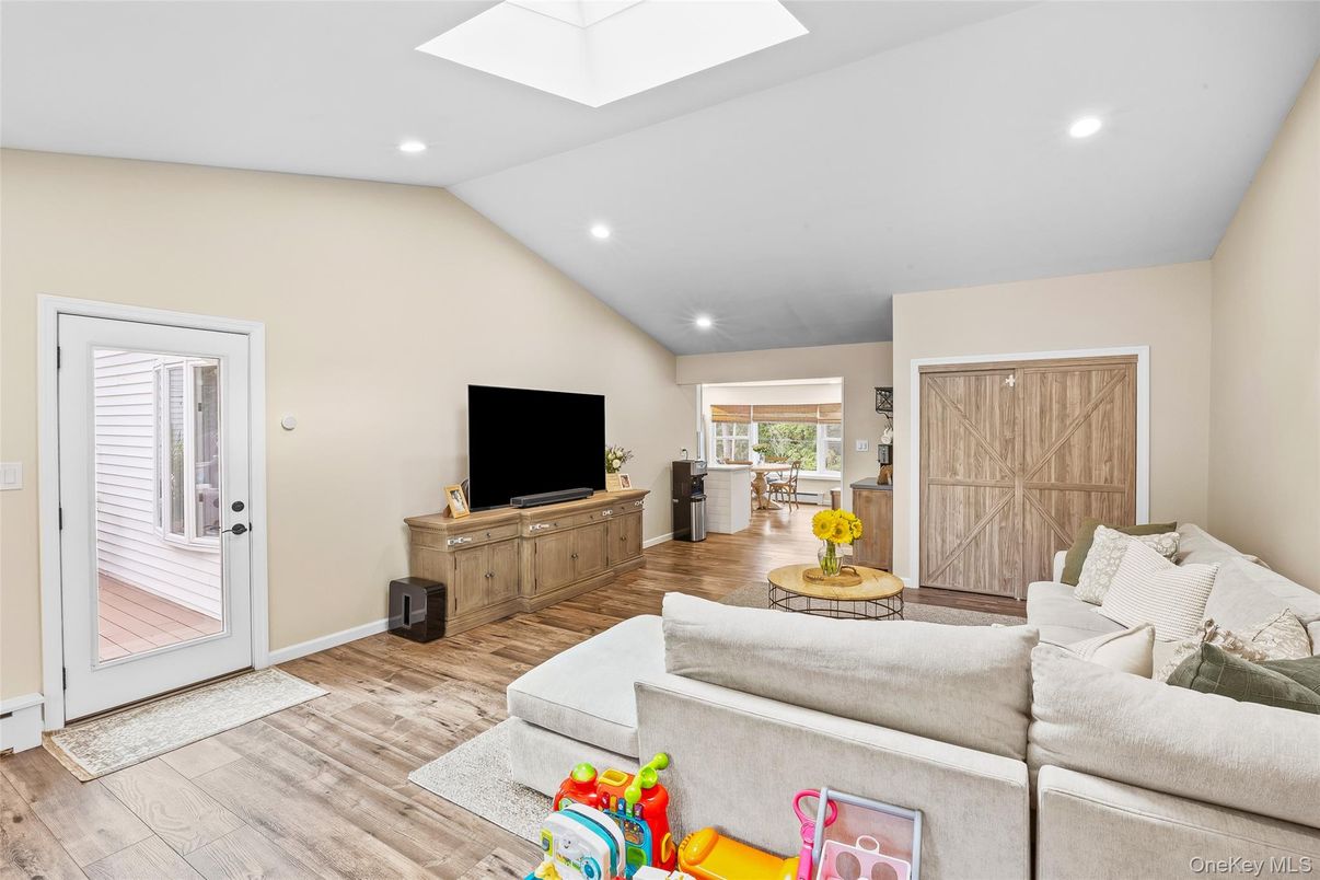 Interior, Living room, Recessed Lighting, Wood Texture Flooring