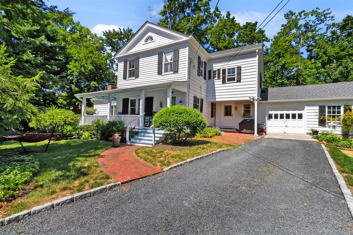 Attached, Exterior, Facade, Farmhouse