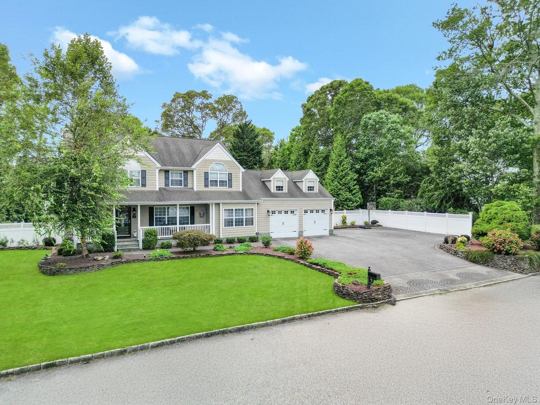 Attached, Exterior, Facade, Farmhouse