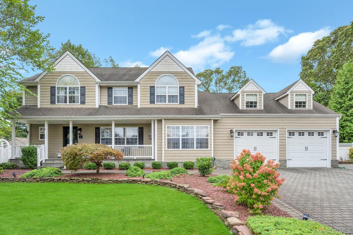 Attached, Exterior, Facade, Farmhouse