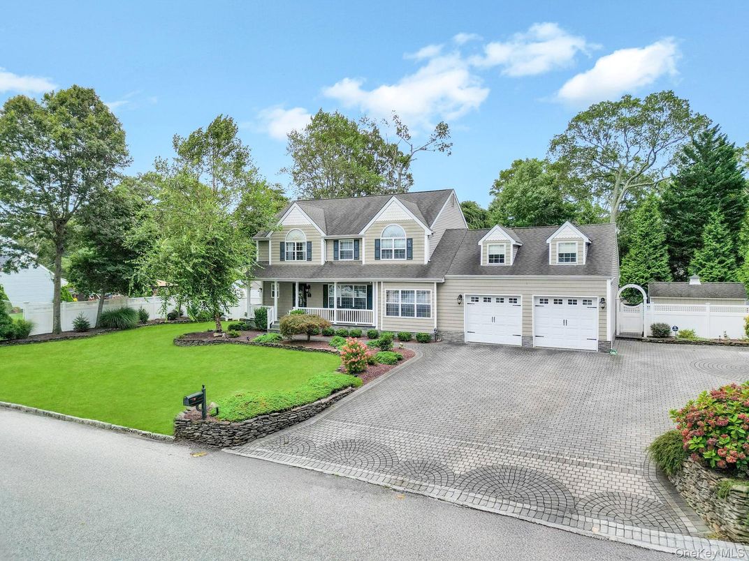 Attached, Exterior, Facade, Farmhouse