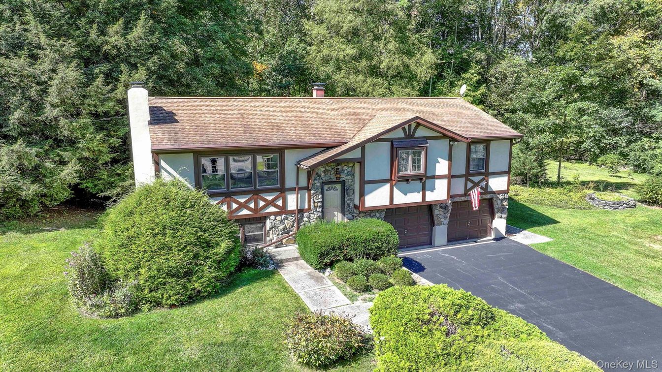 Attached, Exterior, Facade, Tudor Revival