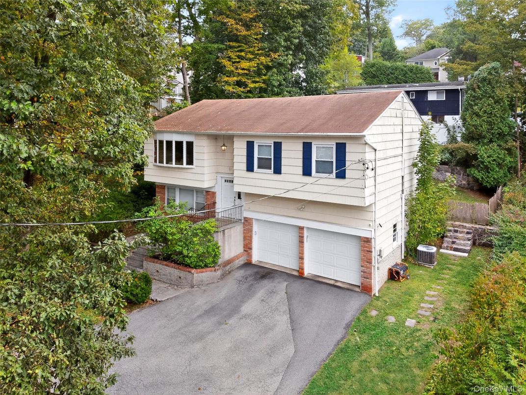 Attached, Exterior, Facade, Raised Ranch