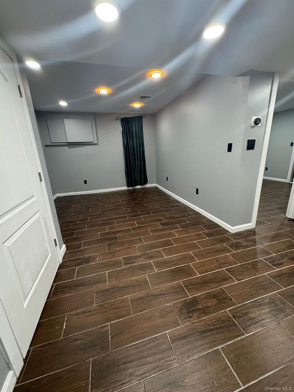 Empty room, Interior, Recessed Lighting