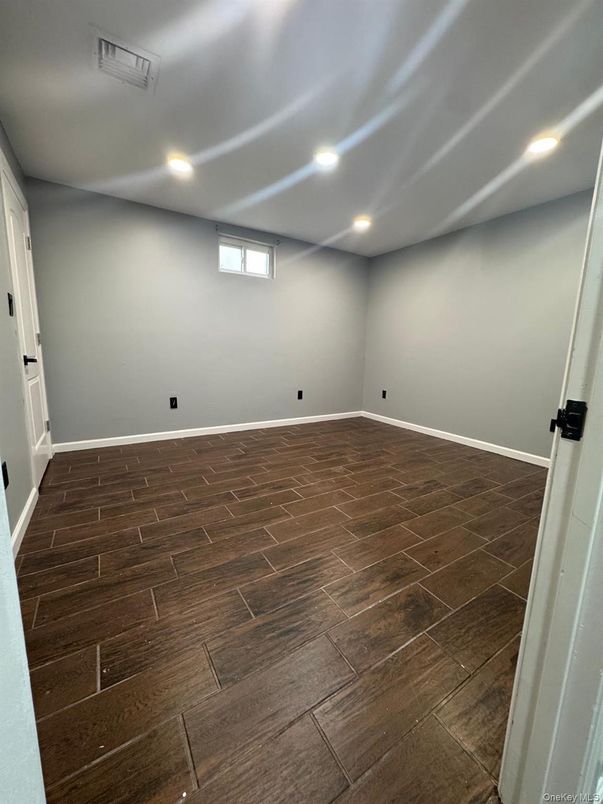 Empty room, Interior, Recessed Lighting