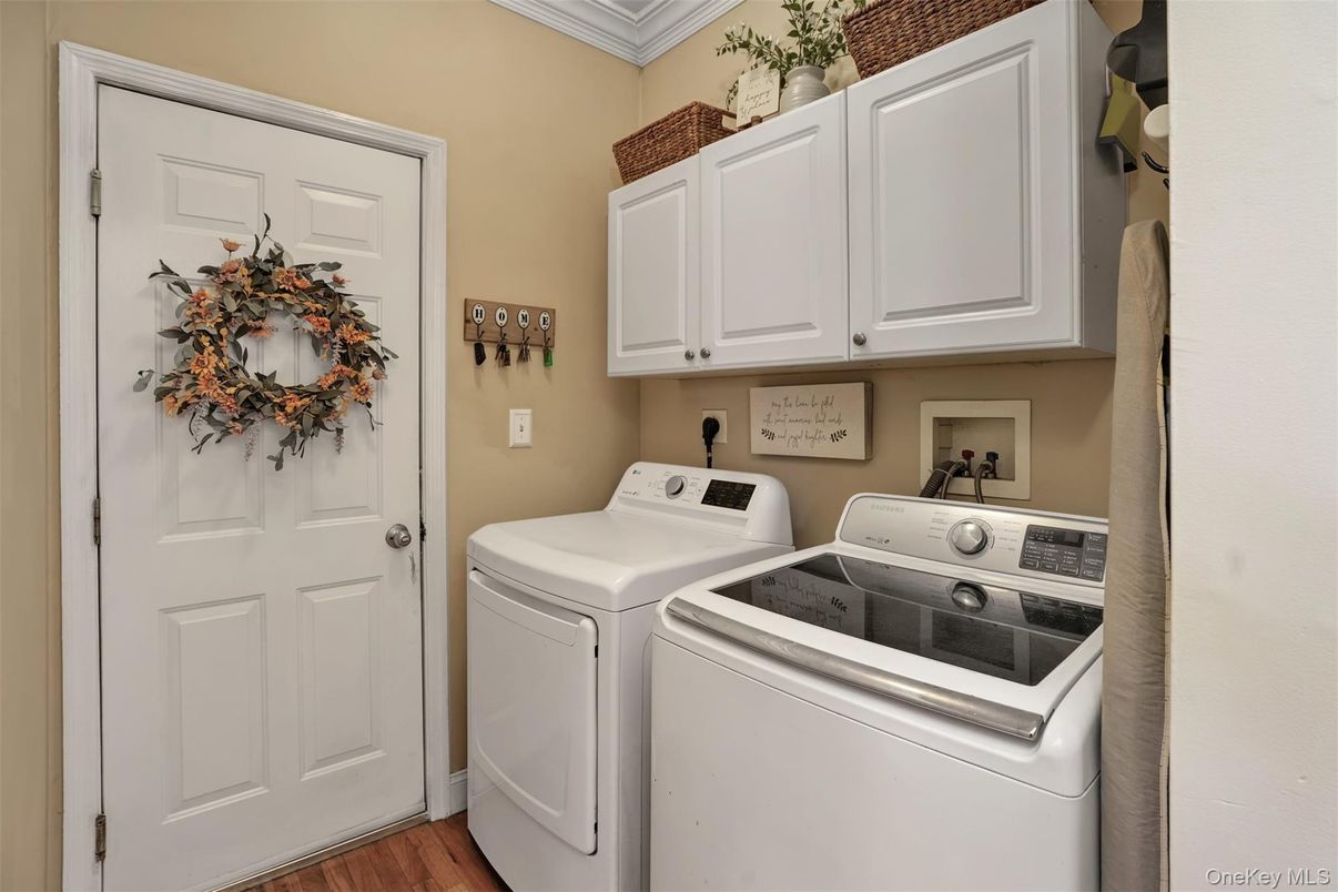 Interior, Washer, Wood Texture Flooring