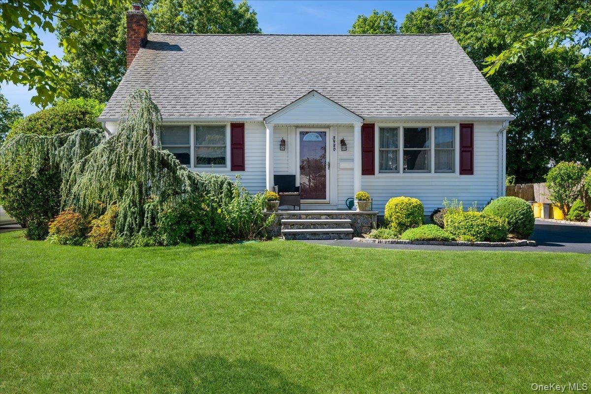 Exterior, Facade, Cape Cod