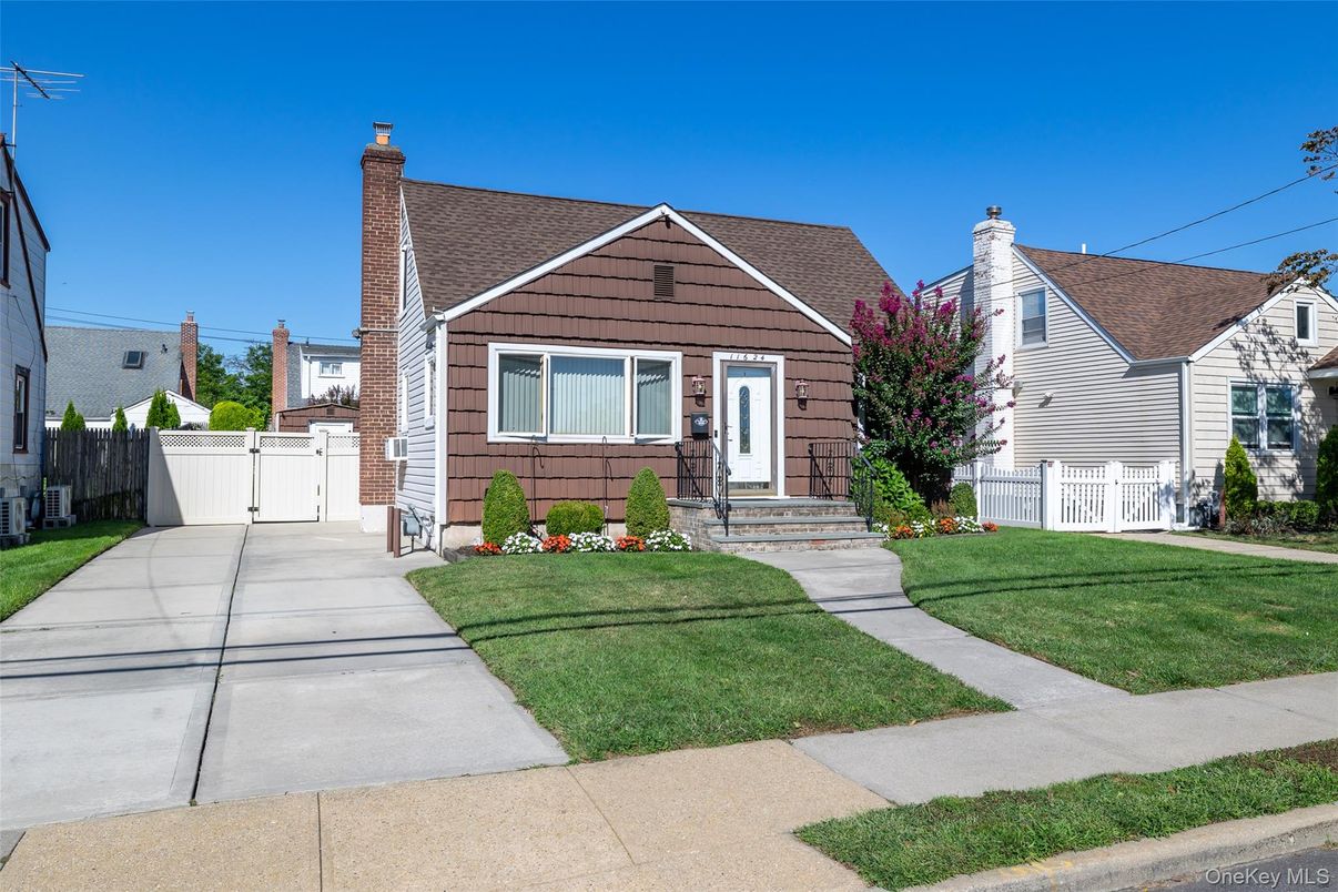Exterior, Facade, Cape Cod