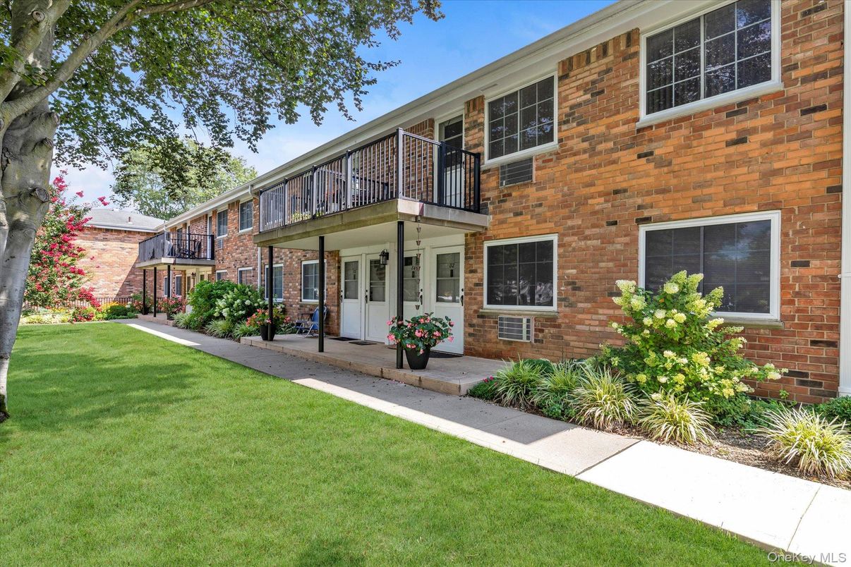 Exterior, Facade, Brick Facade, Rowhouse