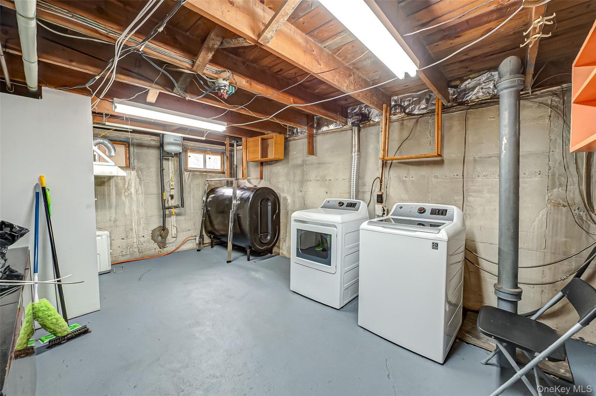 Interior, Washer, Wooden Beams